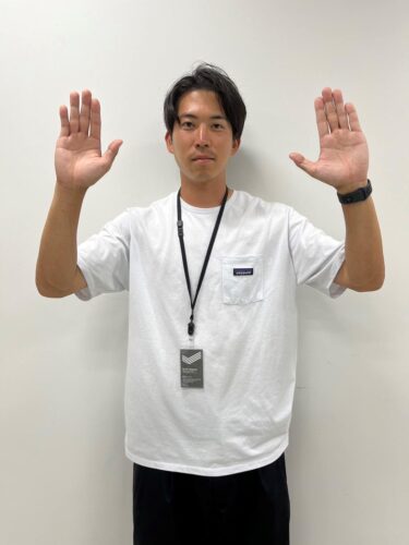 三枝浩基コーチが手話で「梅雨入り」を表現しています。